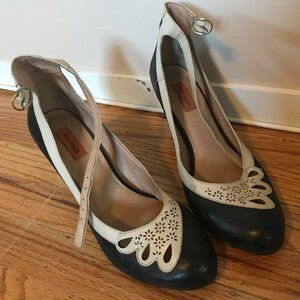 Leather heels with ankle strap and two-tone details